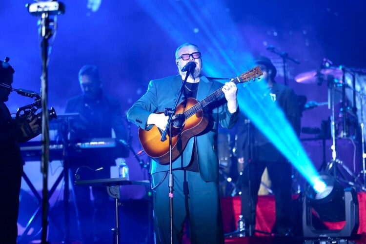 SIN BANDERA ENVUELVE EL FORO EN UNA NOCHE DE ROMANCE SIN LÍMITES