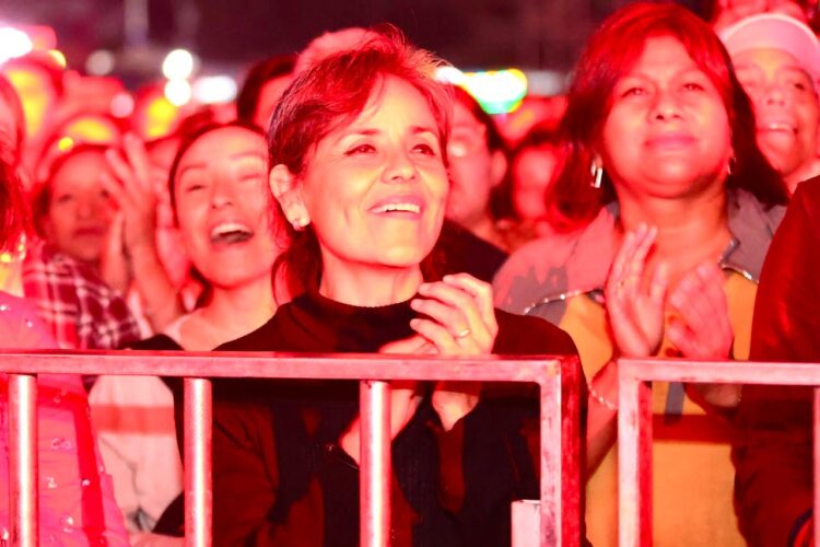 SIN BANDERA ENVUELVE EL FORO EN UNA NOCHE DE ROMANCE SIN LÍMITES