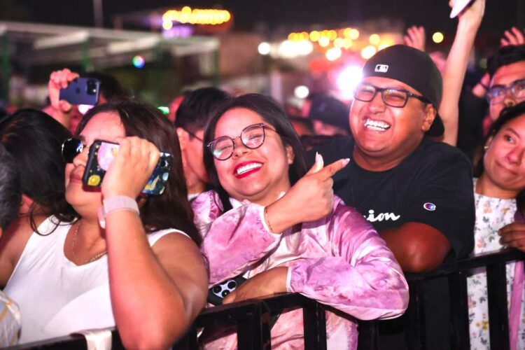 SIN BANDERA ENVUELVE EL FORO EN UNA NOCHE DE ROMANCE SIN LÍMITES