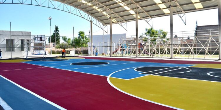 Gobierno de la Capital renueva cancha del Centro de Desarrollo y Aprendizaje Simón Díaz