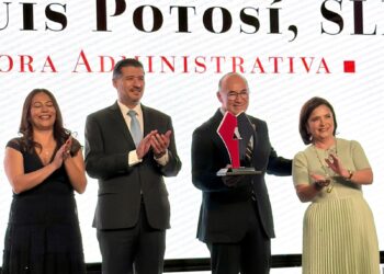 Enrique Galindo recibe reconocimiento nacional por lac mejora administrativa del Gobierno de la Capital
