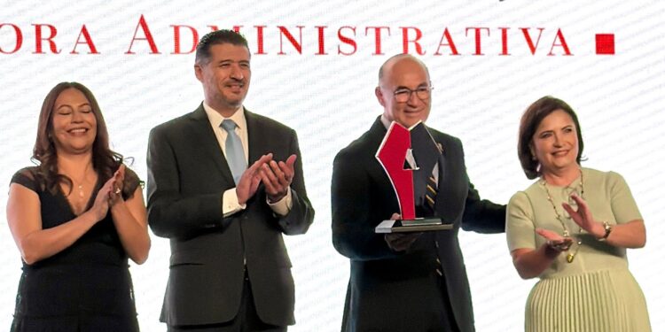 Enrique Galindo recibe reconocimiento nacional por lac mejora administrativa del Gobierno de la Capital
