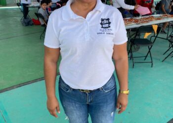 NIÑAS Y NIÑOS APRENDEN A PREPARAR PIZZAS DURANTE CAMPAMENTO DE VERANO.