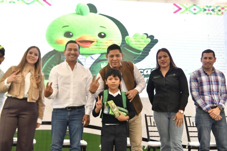 RICARDO GALLARDO CONTINÚA  CON LA ENTREGA DE APOYOS ESCOLARES Y LUMINARIAS LED, AHORA EN MEXQUITIC DE CARMONA