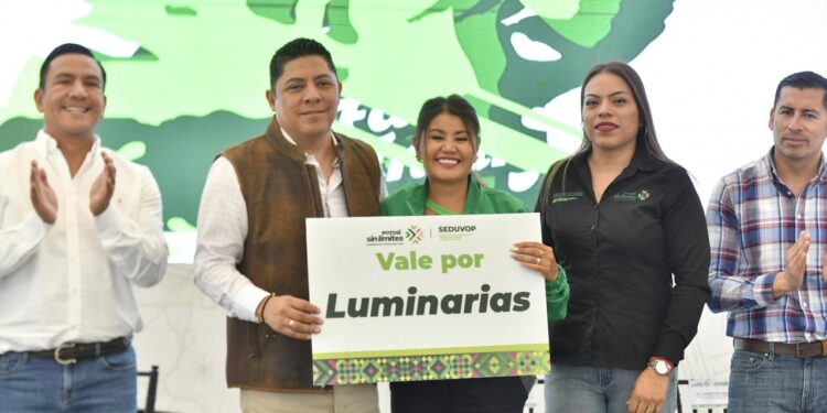 RICARDO GALLARDO CONTINÚA  CON LA ENTREGA DE APOYOS ESCOLARES Y LUMINARIAS LED, AHORA EN MEXQUITIC DE CARMONA