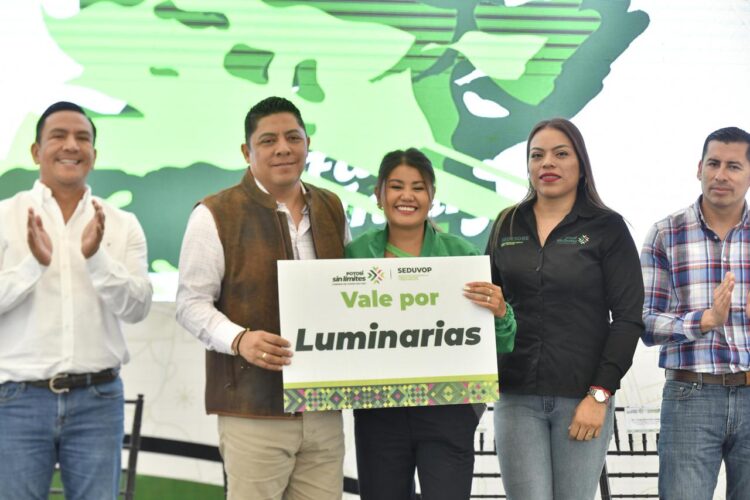 RICARDO GALLARDO CONTINÚA  CON LA ENTREGA DE APOYOS ESCOLARES Y LUMINARIAS LED, AHORA EN MEXQUITIC DE CARMONA