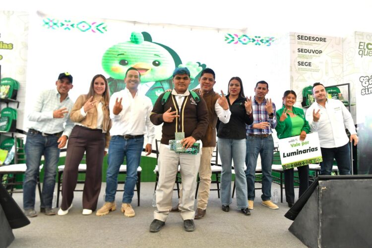 RICARDO GALLARDO CONTINÚA  CON LA ENTREGA DE APOYOS ESCOLARES Y LUMINARIAS LED, AHORA EN MEXQUITIC DE CARMONA