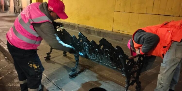 Gobierno Municipal con trabajos nocturnos brinda mantenimiento el Centro Histórico