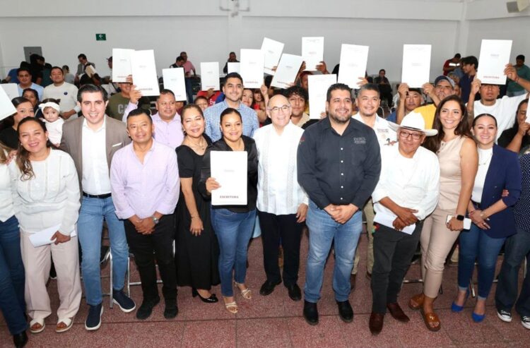 Certeza jurídica a familias potosinas, Enrique Galindo entrega escrituras de vivienda