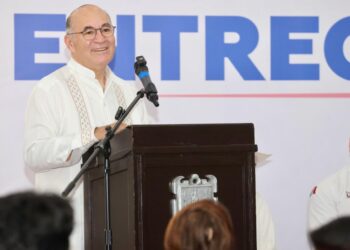 Certeza jurídica a familias potosinas, Enrique Galindo entrega escrituras de vivienda