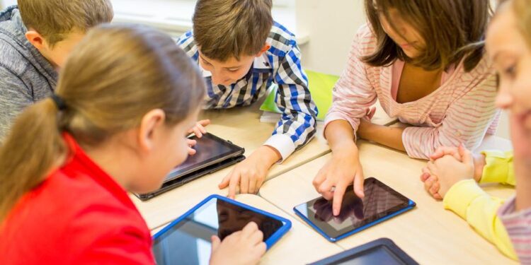 EL GOBERNADOR RICARDO GALLARDO DA PASO FIRME PARA REGULAR CELULARES Y PANTALLAS EN LAS ESCUELAS
