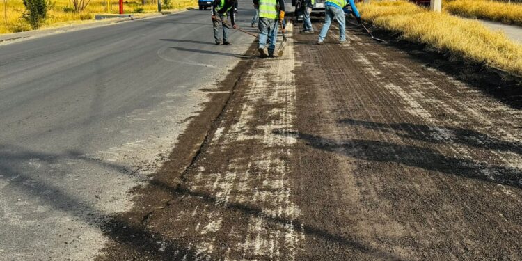 SEDUVOP MANTIENE EN MARCHA NIVELACIÓN EN LATERAL DE LA CARRETERA 57