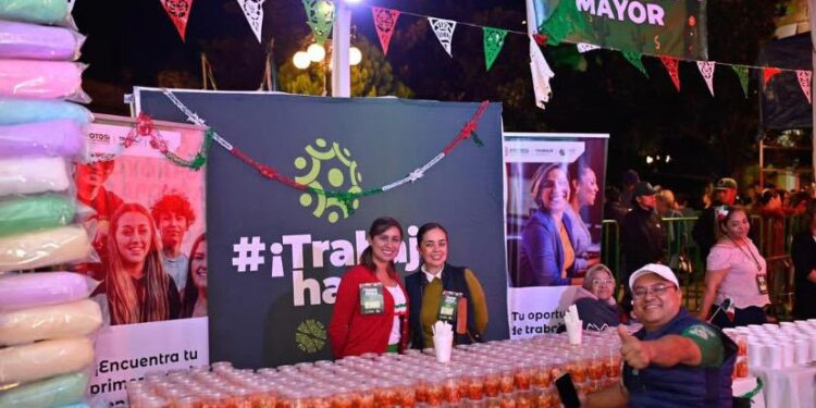 FAMILIAS POTOSINAS ESTÁN LISTAS PARA FESTEJAR EL GRITO DE INDEPENDENCIA EN PLAZA DE ARMAS