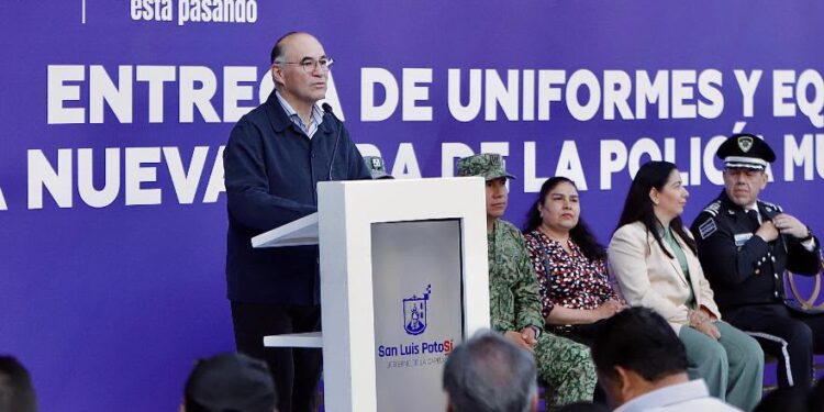 Enrique Galindo fortalece a la Policía de la Capital, entrega nuevos uniformes y equipamiento