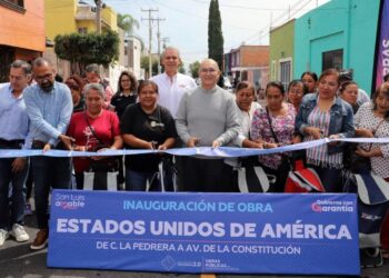 Enrique Galindo cumple, entrega nueva vialidad rehabilitada en la colonia Satélite