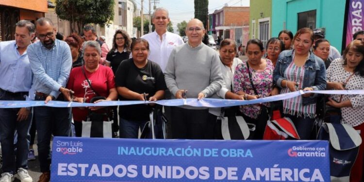 Enrique Galindo cumple, entrega nueva vialidad rehabilitada en la colonia Satélite