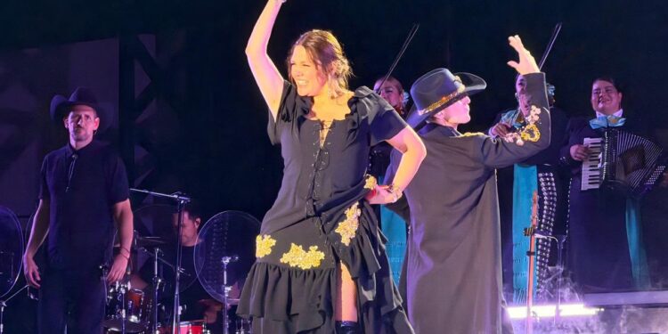 YURIDIA LLENA EL TEATRO DE LA CIUDAD Y DA VIDA NOCTURNA AL TANGAMANGA II