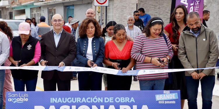 Tras tres décadas de espera, Galindo entrega renovada la calle Pasionaria
