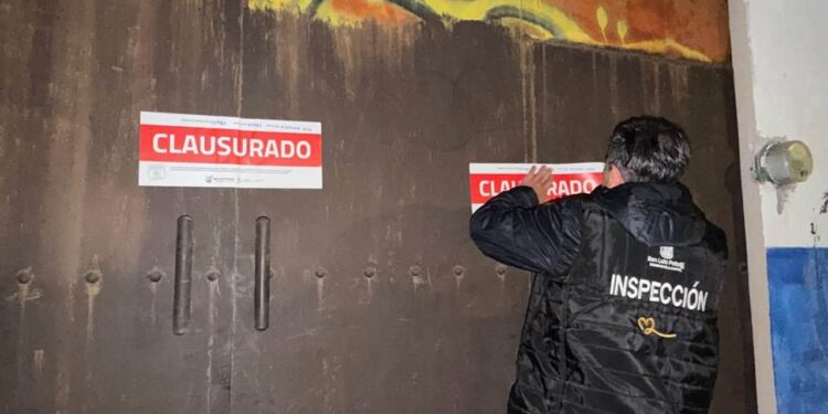Dirección de Comercio clausura salones de fiestas por eventos clandestinos con alcohol y presencia de menores de edad