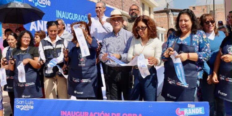Enrique Galindo entrega nuevas calles en Las Julias