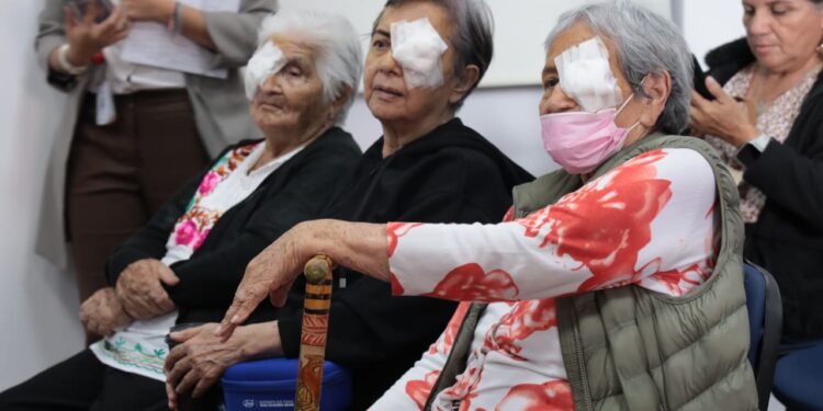 DIF ESTATAL DEVUELVE LA VISIÓN A ADULTOS MAYORES CON CIRUGÍAS GRATUITAS
