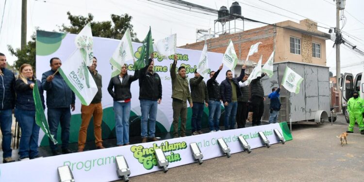 EL GOBERNADOR RICARDO GALLARDO LLEVA ENCHÚLAME LA COLONIA AL BARRIO LOS VERGELES