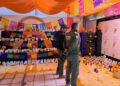 GOBIERNO DEL ESTADO HONRA A ELEMENTOS DE SEGURIDAD CON ALTARES MONUMENTALES DE DÍA DE MUERTOS