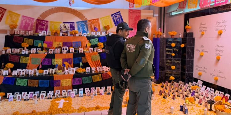 GOBIERNO DEL ESTADO HONRA A ELEMENTOS DE SEGURIDAD CON ALTARES MONUMENTALES DE DÍA DE MUERTOS