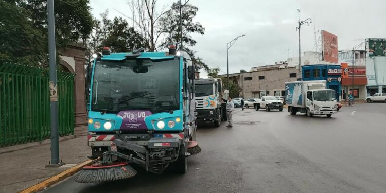 Gobierno Municipal refuerza limpieza de vialidades con barredora mecánica