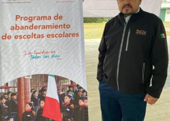 REALIZAN INCINERACIÓN DE BANDERA Y ENTREGAN NUEVOS SÍMBOLOS PATRIOS A ESCUELAS DE VILLA DE REYES