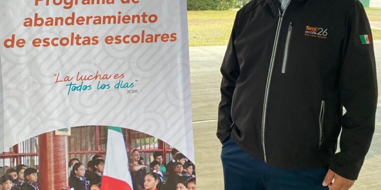 REALIZAN INCINERACIÓN DE BANDERA Y ENTREGAN NUEVOS SÍMBOLOS PATRIOS A ESCUELAS DE VILLA DE REYES