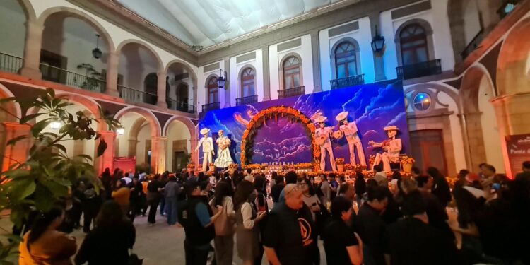 PALACIO DE GOBIERNO SE LLENA DE VISITANTES POR SU ALTAR MONUMENTAL
